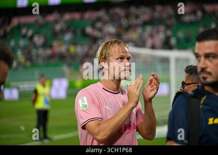 Palerme, Italie. 31 août 2025. Joel Pohjanpalo (Palerme F.C.) salue les supporters à la fin du match de Serie BKT Italien entre Palermo F.C. vs Frosinone Calcio 30 août 2025 au stade Renzo Barbera à Palerme, Italie crédit : Independent photo Agency/Alamy Live News Banque D'Images