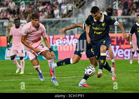 Palerme, Italie. 31 août 2025. Riccardo Marchizza (Frosinone Calcio) en action contre Giacomo Corona (Palerme FC) lors du match Italien Serie BKT entre Palermo FC vs Frosinone Calcio 30 août 2025 au stade Renzo Barbera à Palerme, Italie crédit : Agence photo indépendante/Alamy Live News Banque D'Images