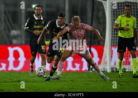 Palerme, Italie. 31 août 2025. Gabriele Bracaglia (Frosinone Calcio) en action contre Joel Pohjanpalo (Palerme F.C.) lors du match Italien Serie BKT opposant Palermo F. C. contre Frosinone Calcio 30 août 2025 au stade Renzo Barbera à Palerme, Italie crédit : Agence photo indépendante/Alamy Live News Banque D'Images