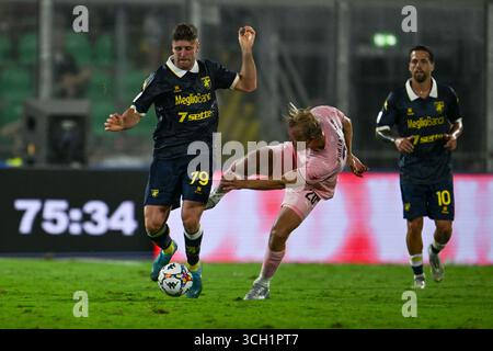 Palerme, Italie. 31 août 2025. Gabriele Bracaglia (Frosinone Calcio) en action contre Joel Pohjanpalo (Palerme F.C.) lors du match Italien Serie BKT opposant Palermo F. C. contre Frosinone Calcio 30 août 2025 au stade Renzo Barbera à Palerme, Italie crédit : Agence photo indépendante/Alamy Live News Banque D'Images