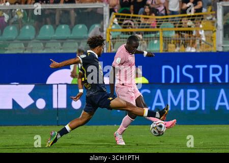 Palerme, Italie. 31 août 2025. Emmanuel Gyasi (Palerme F.C.) en action contre Luigi Canotto (Frosinone Calcio) lors du match Italien Serie BKT entre Palermo F.C. et Frosinone Calcio 30 août 2025 au stade Renzo Barbera de Palerme, Italie crédit : Agence photo indépendante/Alamy Live News Banque D'Images
