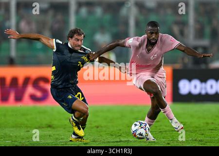 Palerme, Italie. 31 août 2025. Edoardo Masciangelo (Frosinone Calcio) en action contre Salim Diakite (Palerme F.C.) lors du match Italien Serie BKT opposant Palermo F. C. contre Frosinone Calcio 30 août 2025 au stade Renzo Barbera de Palerme, Italie crédit : Agence photo indépendante/Alamy Live News Banque D'Images