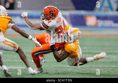 30 août 2025 : Will Nixon (24 ans) de Syracuse est abattu par Joshua Josephs (19 ans) du Tennessee lors du match de lancement d'Aflac, avec les Orange de Syracuse et les Volunteers du Tennessee, joué au Mercedes Benz Stadium d'Atlanta, en Géorgie. Tennessee remporte la victoire sur Syracuse, 45-26. Cecil Copeland/CSM(crédit image : © Cecil Copeland/Cal Sport Media) Banque D'Images