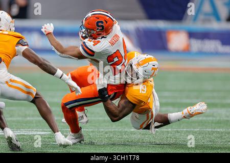 30 août 2025 : Will Nixon (24 ans) de Syracuse est abattu par Joshua Josephs (19 ans) du Tennessee lors du match de lancement d'Aflac, avec les Orange de Syracuse et les Volunteers du Tennessee, joué au Mercedes Benz Stadium d'Atlanta, en Géorgie. Tennessee remporte la victoire sur Syracuse, 45-26. Cecil Copeland/CSM Banque D'Images