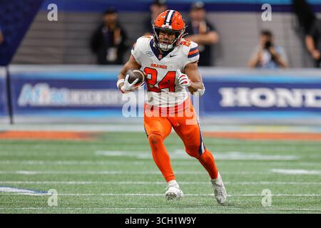 30 août 2025 : Will Nixon (24 ans) de Syracuse court pour le match de lancement d'Aflac, mettant en vedette les Orange de Syracuse et les volontaires du Tennessee, joué au Mercedes Benz Stadium d'Atlanta, en Géorgie. Tennessee remporte la victoire sur Syracuse, 45-26. Cecil Copeland/CSM Banque D'Images