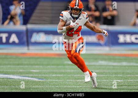 30 août 2025 : Will Nixon (24 ans) de Syracuse court pour le match de lancement d'Aflac, mettant en vedette les Orange de Syracuse et les volontaires du Tennessee, joué au Mercedes Benz Stadium d'Atlanta, en Géorgie. Tennessee remporte la victoire sur Syracuse, 45-26. Cecil Copeland/CSM(crédit image : © Cecil Copeland/Cal Sport Media) Banque D'Images