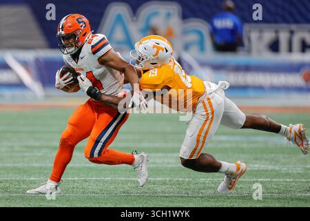 30 août 2025 : Will Nixon (24 ans) de Syracuse tente de se faire entendre par Joshua Josephs (19 ans) du Tennessee lors du match de lancement d'Aflac, mettant en vedette les Orange de Syracuse et les volontaires du Tennessee, joué au Mercedes Benz Stadium d'Atlanta, en Géorgie. Tennessee remporte la victoire sur Syracuse, 45-26. Cecil Copeland/CSM(crédit image : © Cecil Copeland/Cal Sport Media) Banque D'Images
