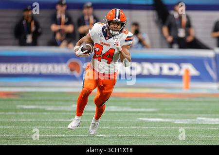 30 août 2025 : Will Nixon (24 ans) de Syracuse court pour le match de lancement d'Aflac, mettant en vedette les Orange de Syracuse et les volontaires du Tennessee, joué au Mercedes Benz Stadium d'Atlanta, en Géorgie. Tennessee remporte la victoire sur Syracuse, 45-26. Cecil Copeland/CSM Banque D'Images