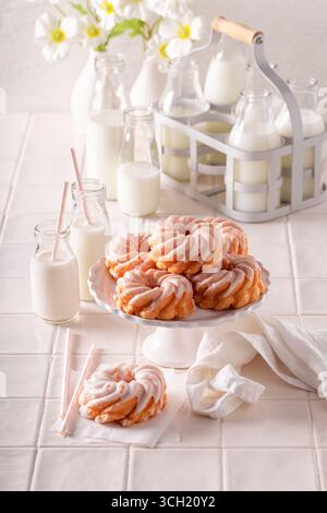 Savoureux beignets espagnols servis dans une cuisine ensoleillée. Beignets faciles à fabriquer. Banque D'Images