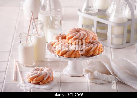 Délicieux beignets espagnols prêts à manger avec du lait. Cuisine espagnole traditionnelle. Banque D'Images