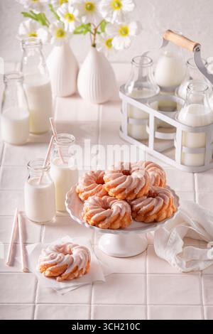 Beignets espagnols faits maison prêts à manger avec du lait. Beignets faciles à fabriquer. Banque D'Images