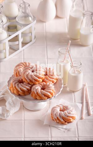 Délicieux beignets espagnols avec du lait en bouteille avec de la paille. Beignets faciles à fabriquer. Banque D'Images