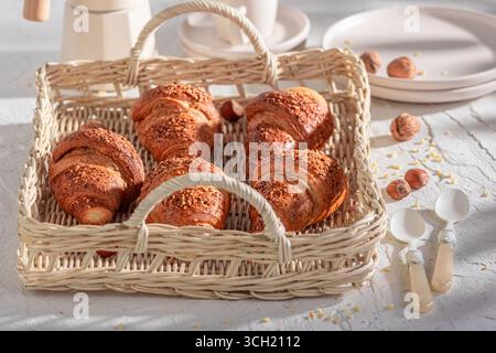Croissants aux noix français croquants et savoureux pour le petit déjeuner sucré. Petit déjeuner avec café et croissants. Banque D'Images