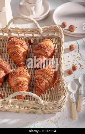 Croissants chauds et dorés aux noix françaises comme collation populaire. Petit déjeuner avec café et croissants. Banque D'Images