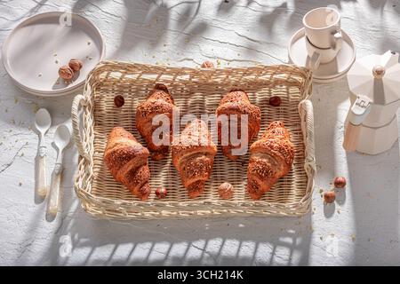Croissants croquants et savoureux aux noix françaises faits de pâte feuilletée. Petit déjeuner avec café et croissants. Banque D'Images