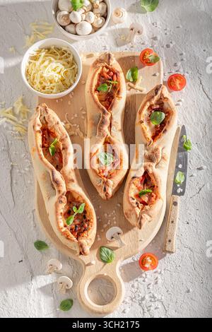 Savoureuse Margherita fruste à base de fromage et de tomates. Fruste avec fromage et tomates. Banque D'Images