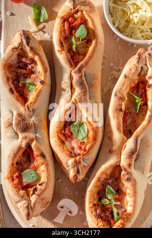 Délicieuse Margherita fruste à base de tomates, basilic et fromage. Fruste avec fromage et tomates. Banque D'Images