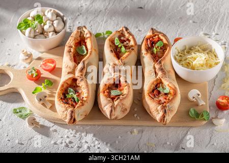 Margherita fruste végétarien à base de tomates, basilic et fromage. Fruste avec fromage et tomates. Banque D'Images