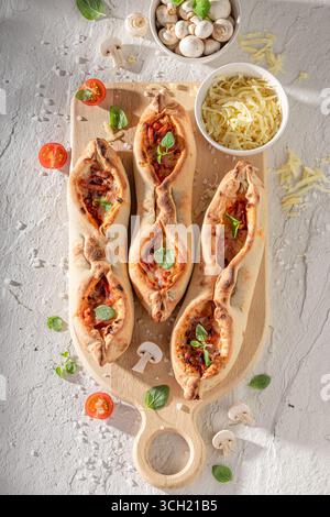 Margherita fruste saine à base de fromage et de tomates. Fruste avec fromage et tomates. Banque D'Images