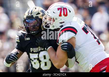 30 août 2025 : Breeon Ishmail (58) et Tristan Cook (70), joueur de ligne offensif de Ball State, se battent sur la ligne de scrimmage lors d'un match de football NCAA entre les Cardinals de Ball State et les Boilermakers de Purdue au stade Ross-Ade à West Lafayette, Indiana. John Mersits/CSM Banque D'Images