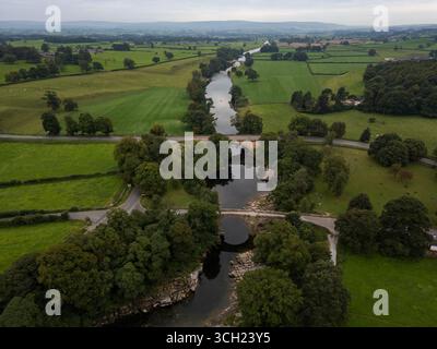 Une vue aérienne du pont du Diable enjambant la rivière Lune près de Kirkby Lonsdale dans le Cumbria, Royaume-Uni Banque D'Images