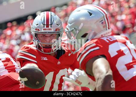 Columbus, États-Unis. 30 août 2025. Le quarterback Julian Sayin (10) remet le ballon à James Peoples (20) lors du troisième quart-temps contre les Texas Longhorns à Columbus, Ohio, le samedi 30 août 2025. Photo de Aaron Josefczyk/UPI crédit : UPI/Alamy Live News Banque D'Images
