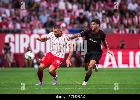 Gérone, Espagne. 30 août 2025. Issac Romero (R) de Sevilla FC affronte David Lopez de Girona FC lors du match de la Liga entre Girona FC et Sevilla au stade Montilivi, Gérone, Espagne, le 30 août 2025. Crédit : Joan gosa/Xinhua/Alamy Live News Banque D'Images