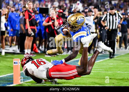 30 août 2025 Pasadena, CA.UCLA Bruins Running Back Anthony Woods (6) attrape la passe et plonge sur le cornerback de l'Utah Utes Cole Standage (16) pour le touchdown en action pendant le deuxième quart-temps du match de football de la NCAA entre les Bruins de l'Utah et les Utes de l'Utah au Rose Bowl à Pasadena, Californie.crédit photo obligatoire : Louis Lopez/Cal Sport Media Banque D'Images