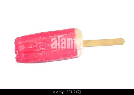 barre de crème glacée au lait de fraise faite de forme et de saveur de fruits, la barre de crème glacée est un dessert glacé avec de la crème glacée sur un bâton, et un mélange de saveurs de fruits Banque D'Images