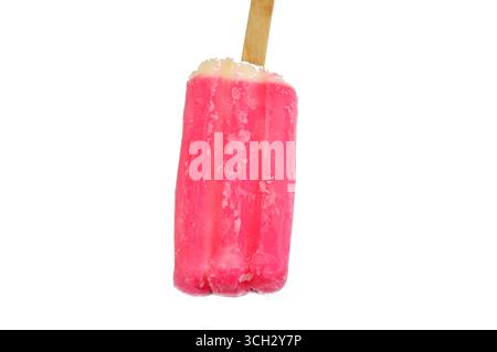 barre de crème glacée au lait de fraise faite de forme et de saveur de fruits, la barre de crème glacée est un dessert glacé avec de la crème glacée sur un bâton, et un mélange de saveurs de fruits Banque D'Images