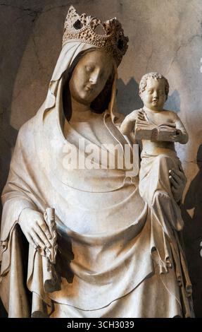 Arbois, France - 28-08-08 2025 : Statue (XIVe siècle) de la Bienheureuse Vierge Marie tenant l'enfant Jésus-Christ dans ses bras. Banque D'Images