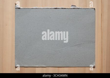 Papier de carton dur gris rectangulaire sur table en bois Banque D'Images