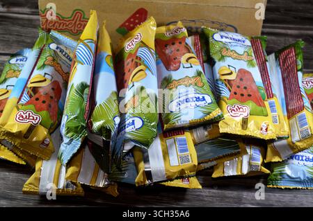 Le Caire, Égypte, 20 juillet 2025 : vendredi barres de crème glacée à la pastèque faites de forme et de saveur de fruits, la barre de crème glacée est un dessert glacé avec de la crème glacée sur Banque D'Images