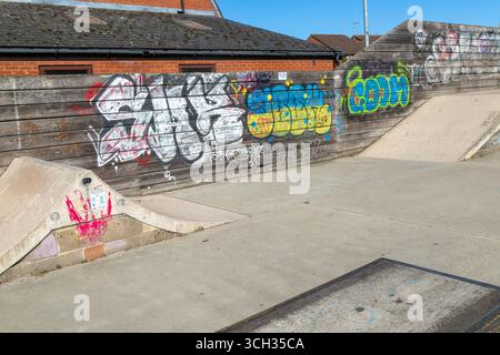 Graffiti au Woodbridge Skatepark, Woodbridge, Suffolk, Angleterre, Royaume-Uni Banque D'Images