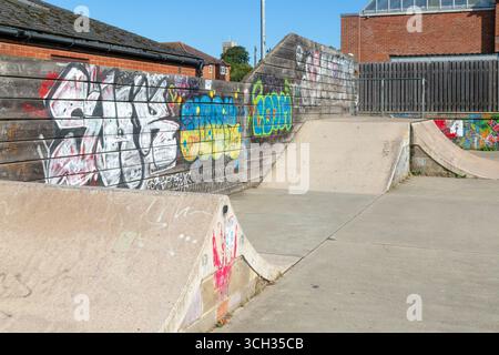 Graffiti au Woodbridge Skatepark, Woodbridge, Suffolk, Angleterre, Royaume-Uni Banque D'Images