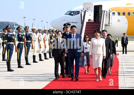 Tianjin, Chine. 31 août 2025. Le président mongol Ukhnaa Khurelsukh arrive au Sommet 2025 de l'Organisation de coopération de Shanghai (OCS) à Tianjin, dans le nord de la Chine, le 31 août 2025. Crédit : Huang Bohan/Xinhua/Alamy Live News Banque D'Images