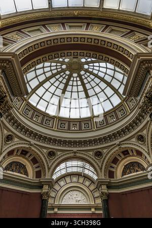 Londres, Royaume-Uni - 12 juillet 2025 - style néoclassique architectural trouvé dans les salles Barry de la National Gallery, caractérisé par des caractéristiques telles que t Banque D'Images