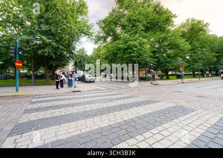 Helsinki, Finlande. Août 26 2025. vue des touristes marchant dans les rues du centre-ville Banque D'Images