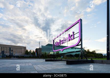 Helsinki, Finlande. Août 26 2025. Le panneau lumineux Helsinki sur la place au-dessus du bâtiment du Parlement dans le centre-ville Banque D'Images