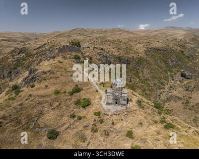 Vue aérienne de l'ancienne église de Vahramashen se dresse fièrement au milieu du paysage aride et ensoleillé, un témoignage de l'histoire, Vahramashen, province d'Aragatsotn, Arménie. Banque D'Images