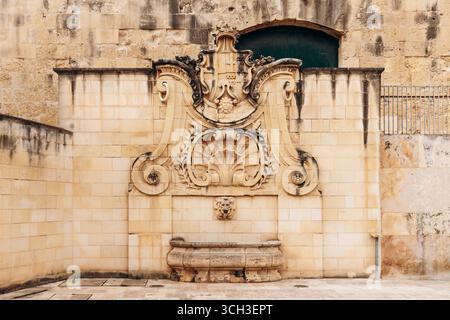 Fontaine en pierre historique de style baroque avec ornementation architecturale élaborée dans le centre de la Valette Banque D'Images