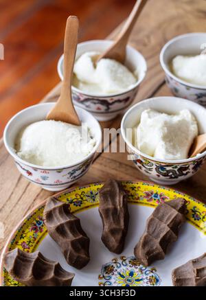 Yogourt au lait sucré et yak Tsampa, un plat tibétain typique, village tibétain de Xiamalongcun, Tagong (Lhagang), préfecture autonome tibétaine de Garzê, Sichuan, Chine. Banque D'Images