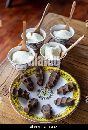Yogourt au lait sucré et yak Tsampa, un plat tibétain typique, village tibétain de Xiamalongcun, Tagong (Lhagang), préfecture autonome tibétaine de Garzê, Sichuan, Chine. Banque D'Images