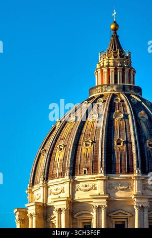 Détail du dôme de la basilique Pierre, conçu par Michel-Ange, Cité du Vatican, Rome, Italie. Banque D'Images