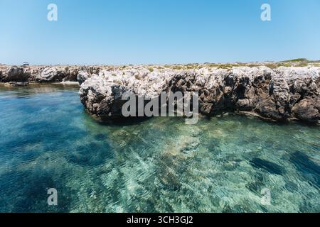 La côte rocheuse rencontre des eaux cristallines à Favignana, en Italie, par une journée ensoleillée Banque D'Images