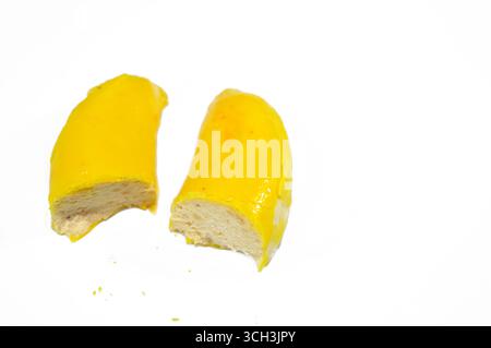 Friandises congelées aromatisées aux fruits de banane, glaces ou barres de crème glacée, combinaison de fruits et de crème glacée, assortiment de saveurs une friandise estivale rafraîchissante, Banque D'Images