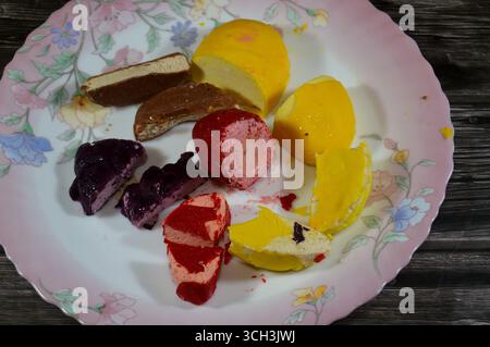 gâteries surgelées aromatisées aux fruits, glaçons ou barres de crème glacée, combinaison de fruits et de crème glacée, assortiment de saveurs un régal rafraîchissant d'été, le ta Banque D'Images