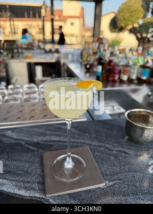 Cocktail daiquiri classique dans une tasse en verre garnie au bar surface pub Banque D'Images