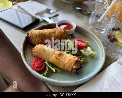 Samosa cuisine arabe authentique Iftar Special avec Samosas et dates Happy Ramadan Iftar party au restaurant Banque D'Images