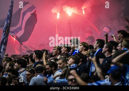 Gand, Belgique. 31 août 2025. Les supporters de Gand avec des feux d'artifice photographiés lors d'un match de football entre la KAA Gent et le Club Bruges, dimanche 31 août 2025 à Gand, au jour 6 de la première division 'Jupiler Pro League' 2025-2026 du championnat belge. BELGA PHOTO TOM GOYVAERTS crédit : Belga News Agency/Alamy Live News Banque D'Images